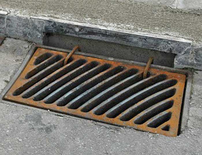 Σχάρα από ΔΗΜΟΣΙΟ ΦΡΕΑΤΙΟ ΑΠΟΧΕΤΕΥΣΗΣ.